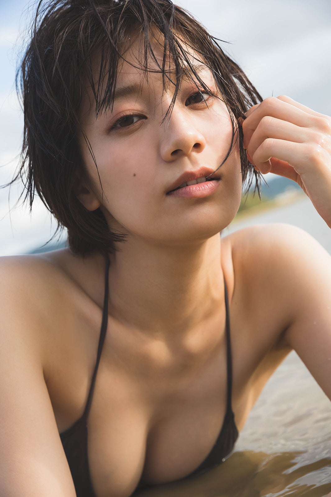 佐藤美希、美バスト披露の艶やかショット 沖縄の海で魅せる