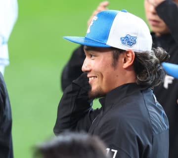 侍ジャパン 伊藤大海が日本ハムに合流 仲間から拍手で迎えられて笑顔も キャッチボールなど調整も再開