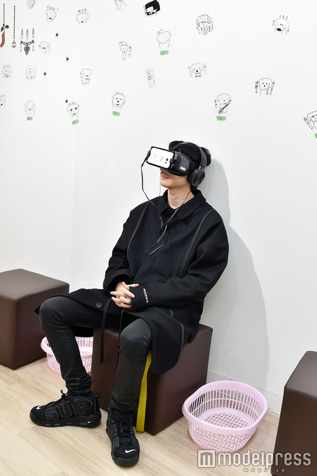 VRを体験する桜田通（C）モデルプレス