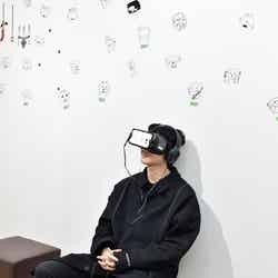 VRを体験する桜田通（C）モデルプレス
