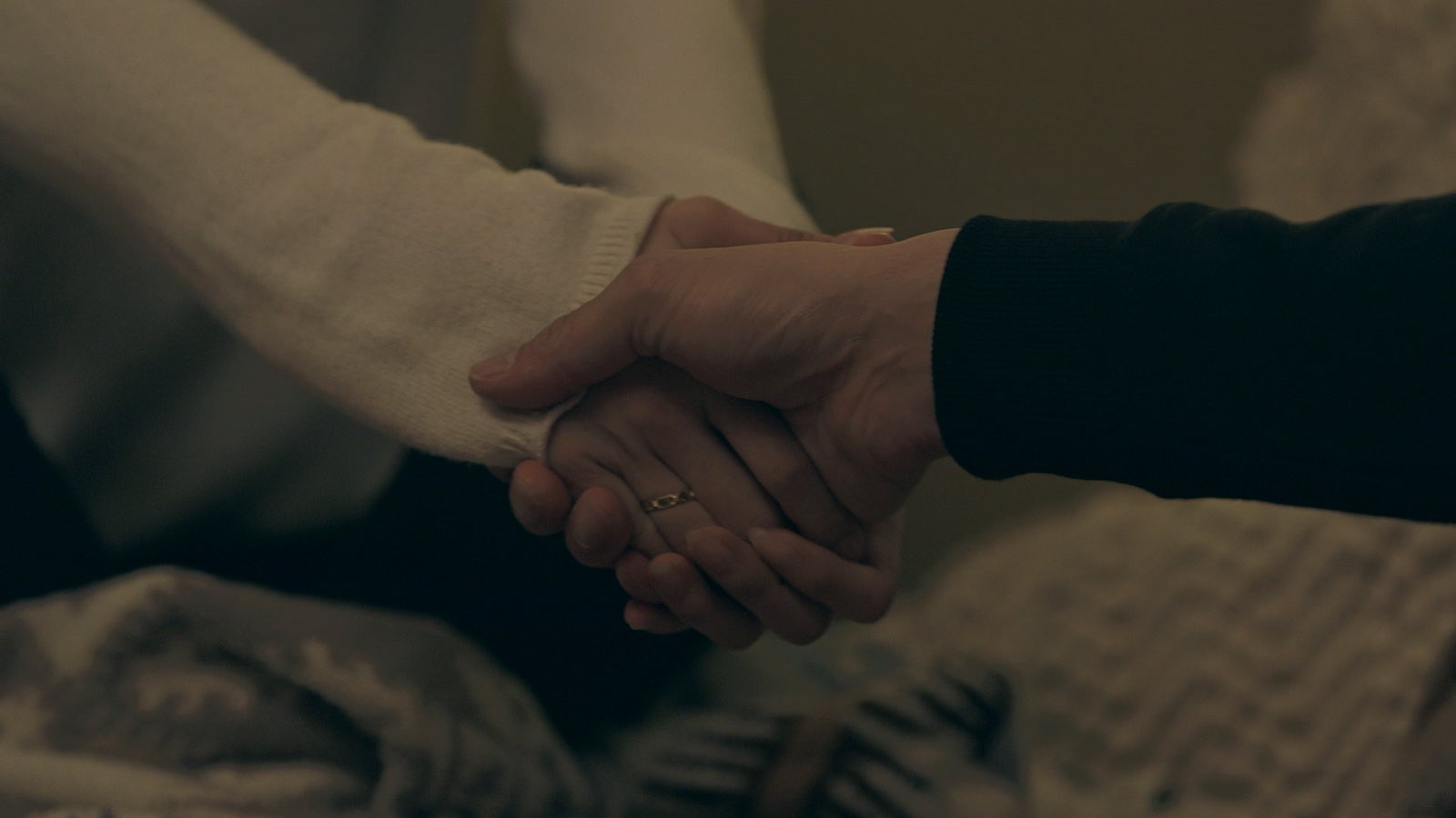 握手をする安未と貴之「TERRACE HOUSE OPENING NEW DOORS」17th WEEK（C）フジテレビ／イースト・エンタテインメント