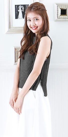 サイドスリットプチネックノースリーブニットベスト「神戸レタス」2290円（税込）／画像提供：神戸レタス