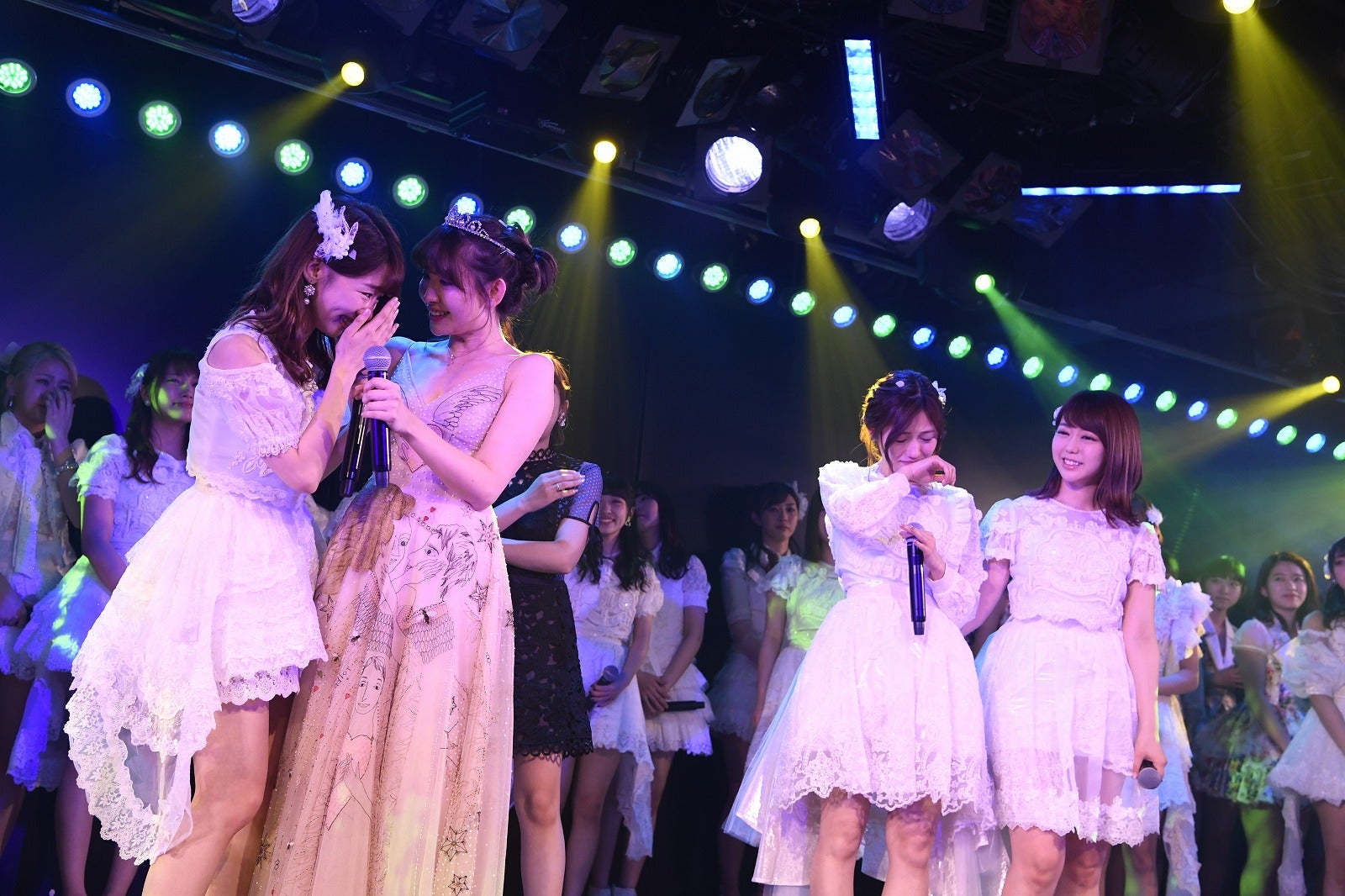 小嶋陽菜卒業公演での“疑惑の写真”が話題「ゆきりん笑」