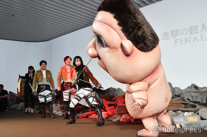 ミニ巨人と戦う宇垣美里 (C)モデルプレス