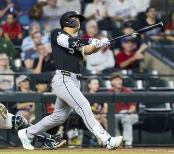 村上宗隆 MLBキングタイの11号に本拠地騒然 右手一本で！？バックスクリーン右へ126メートルの驚弾 2試合ぶりの一撃 7試合連続安打もマーク