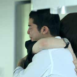 涙を流して別れを惜しむ島袋聖南、菅谷哲也/5月3日放送回より