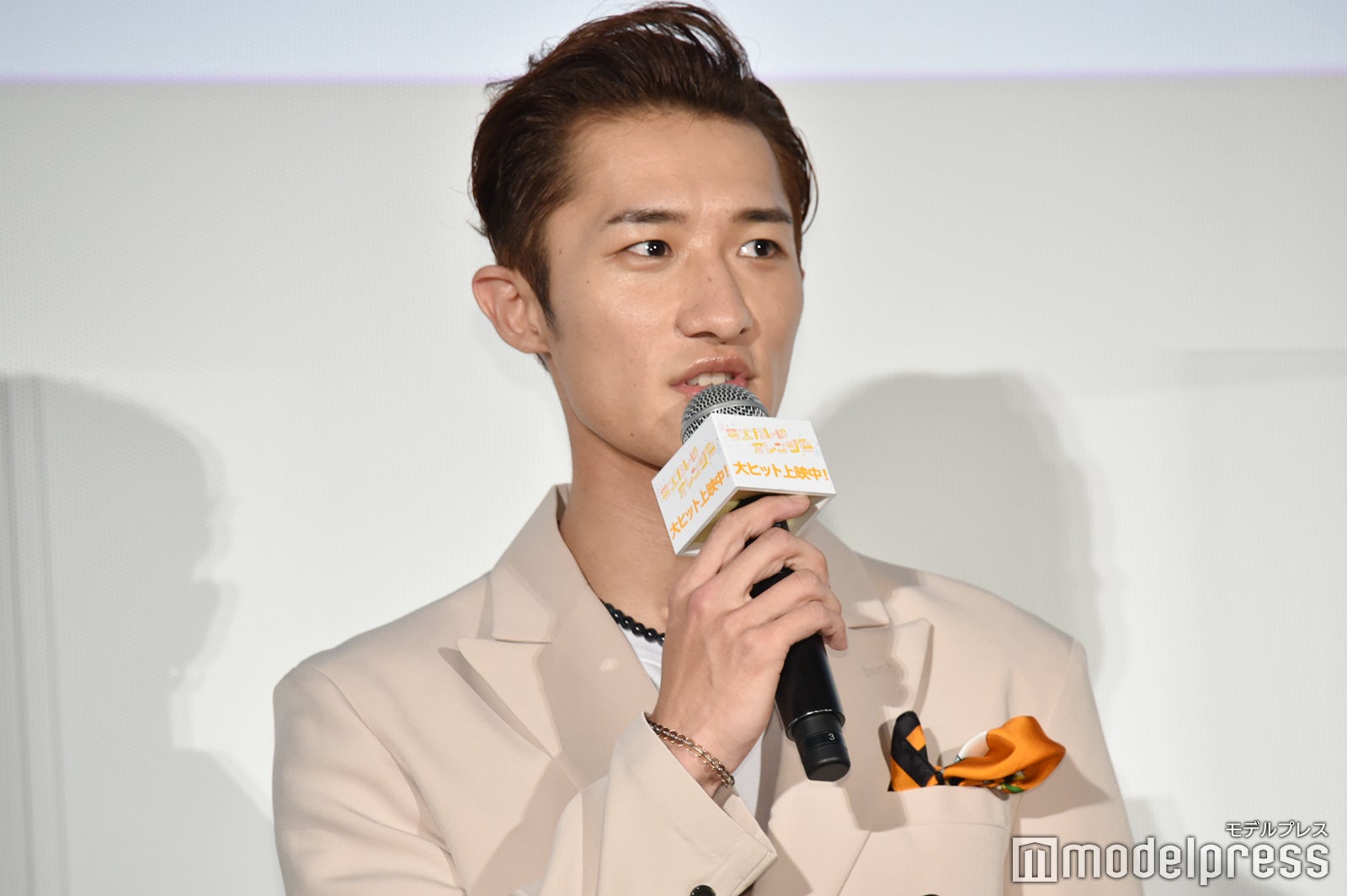 明るめ茶髪にイメチェンした岩本照（C）モデルプレス