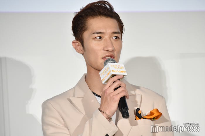 明るめ茶髪にイメチェンした岩本照(C)モデルプレス