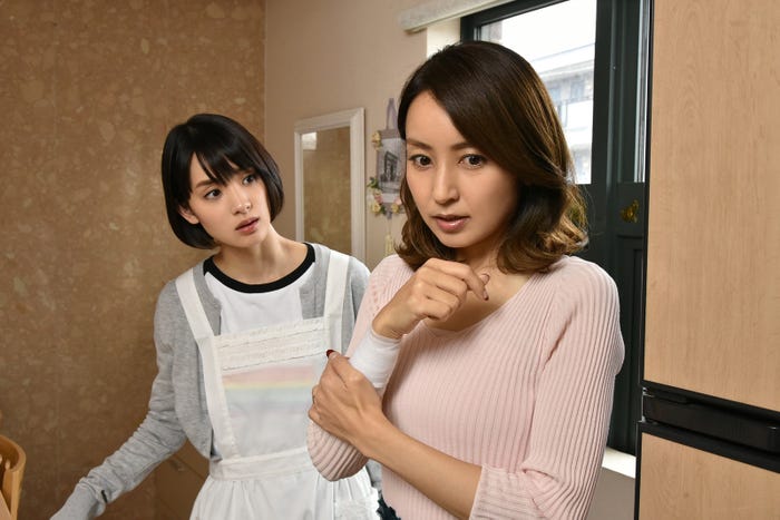 (左から)剛力彩芽、矢田亜希子(C)テレビ朝日