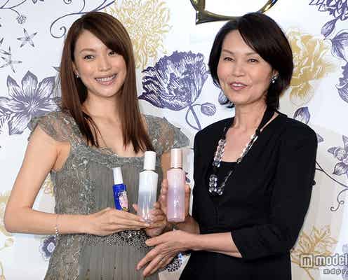 蛯原友里、妊娠発表後初の公の場でふっくらお腹披露 美人母と共演