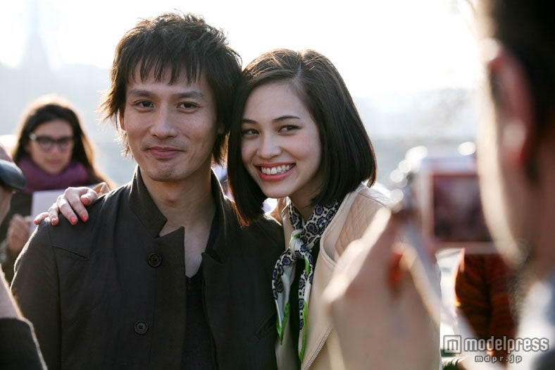 安藤政信、水原希子／資生堂「TSUBAKI」ヘッドスパ新CMメイキングショット