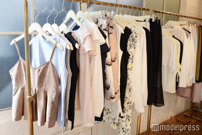 淡い色使いでモテ系カジュアル(C)モデルプレス