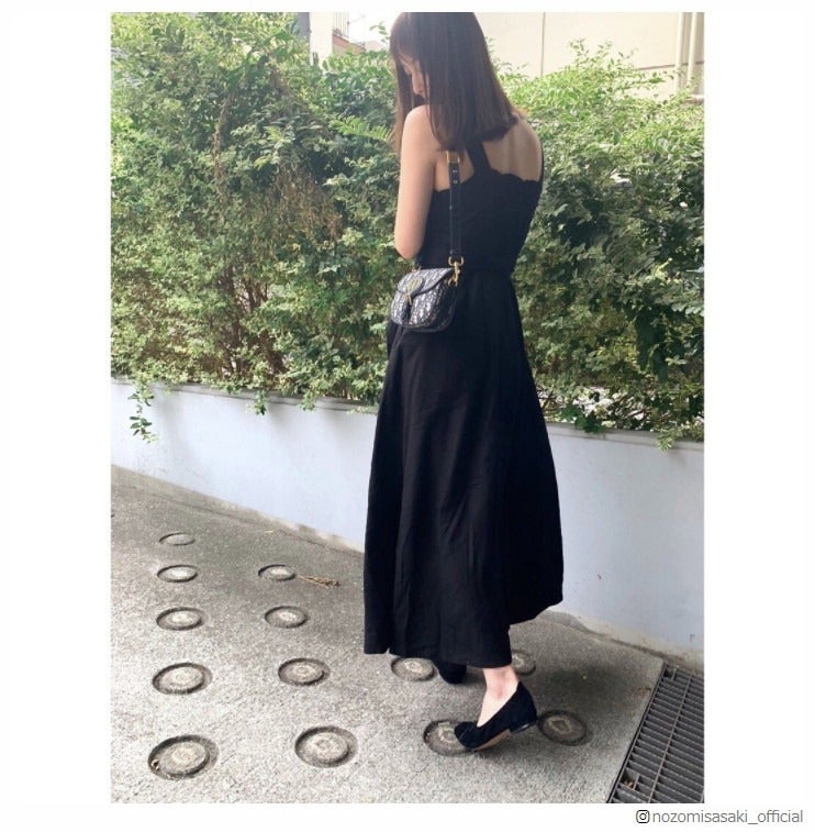 佐々木希、美背中チラリのブラックコーデに熱視線「後ろ姿も綺麗」