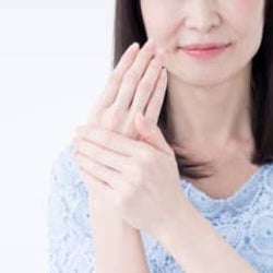 最も老化のサインが表れやすい!ハンドクリームの塗り方