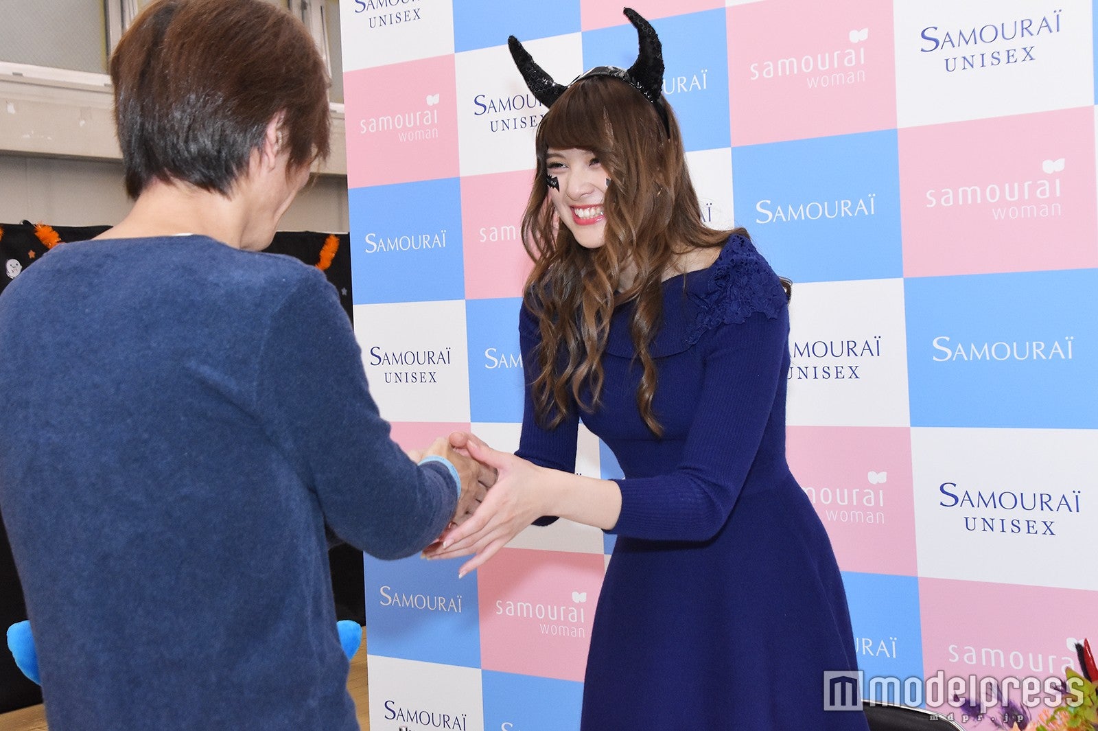 ファンと交流するアンジェラ芽衣 （C）モデルプレス