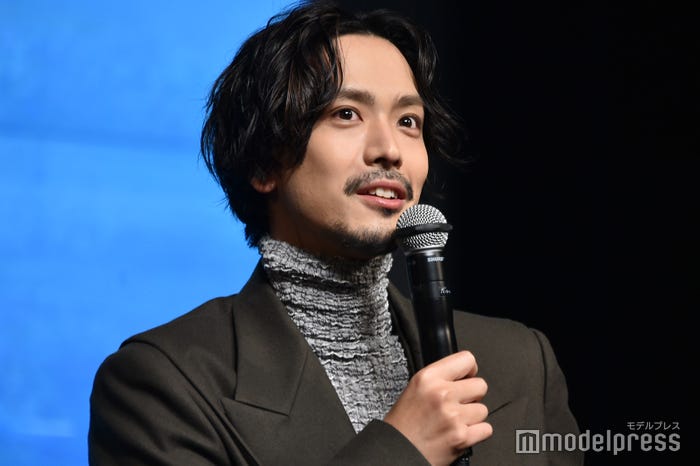 黒羽麻璃央(C)モデルプレス