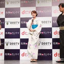 (左から)CHIE、深田恭子、金子修介監督