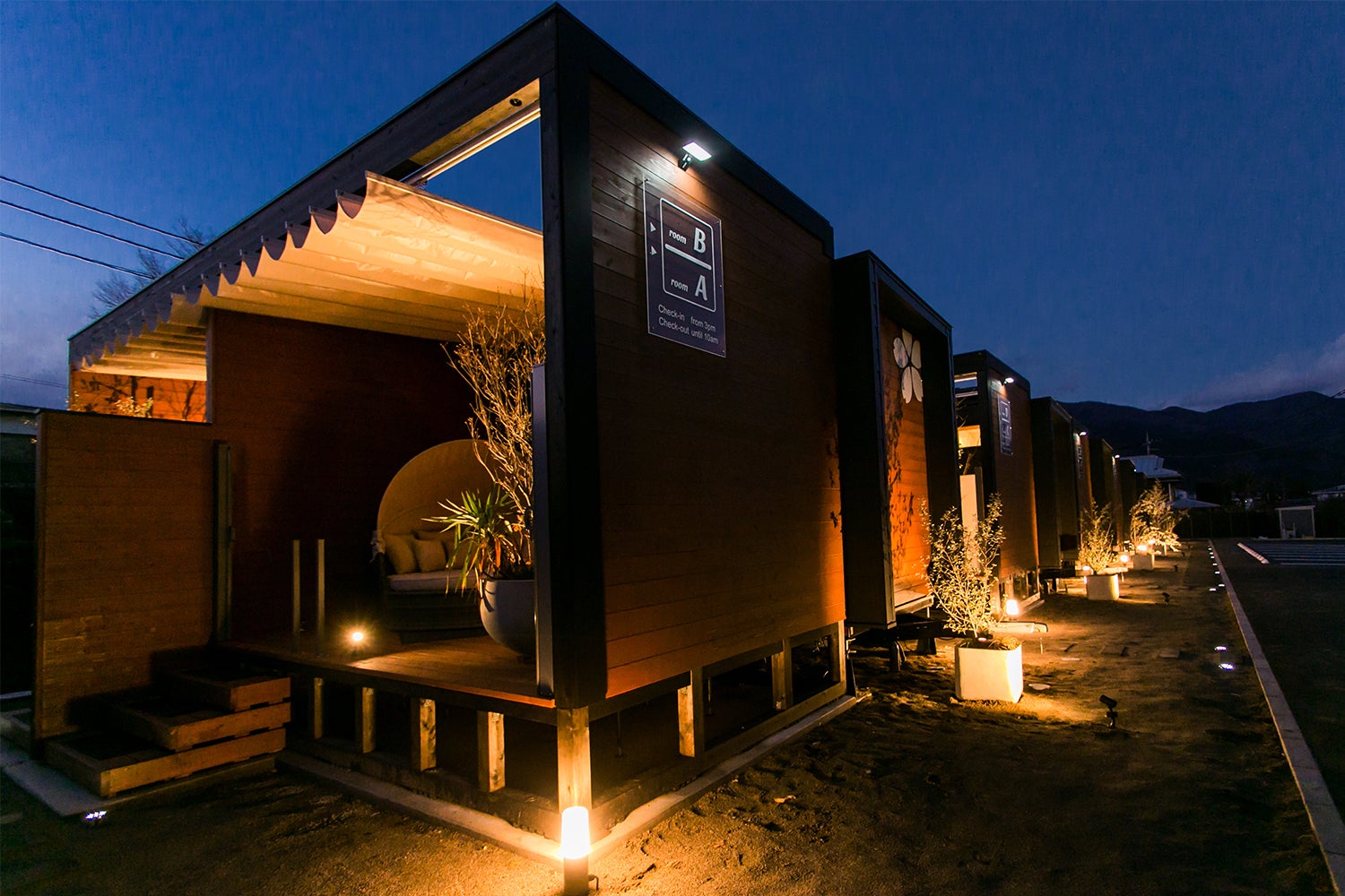 山梨「ムーンライトヴィラ 河口湖大橋」お洒落なトレーラーハウスでグランピング＆BBQ