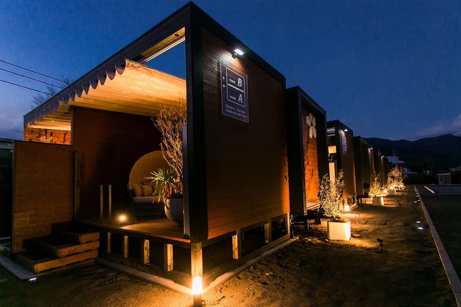 山梨「ムーンライトヴィラ 河口湖大橋」お洒落なトレーラーハウスでグランピング&BBQ