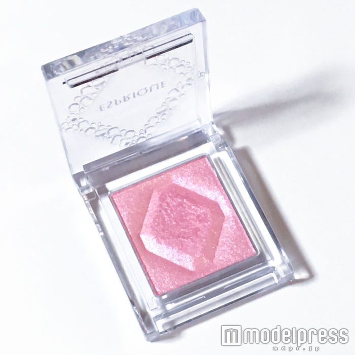 単色カラーなら派手すぎない/写真:るん(C)モデルプレス