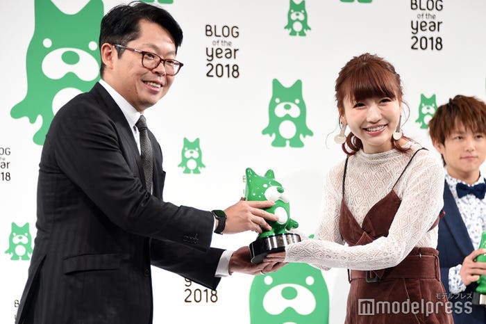 トロフィーを受け取った桃(C)モデルプレス