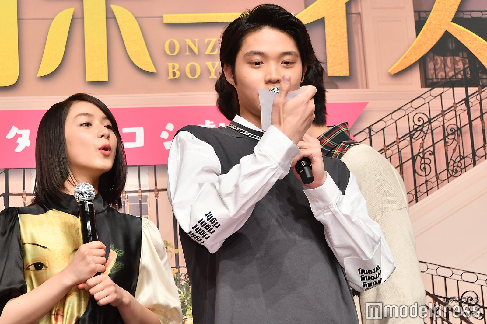 くじを引く磯村勇斗と覗き込む平祐奈（C）モデルプレス