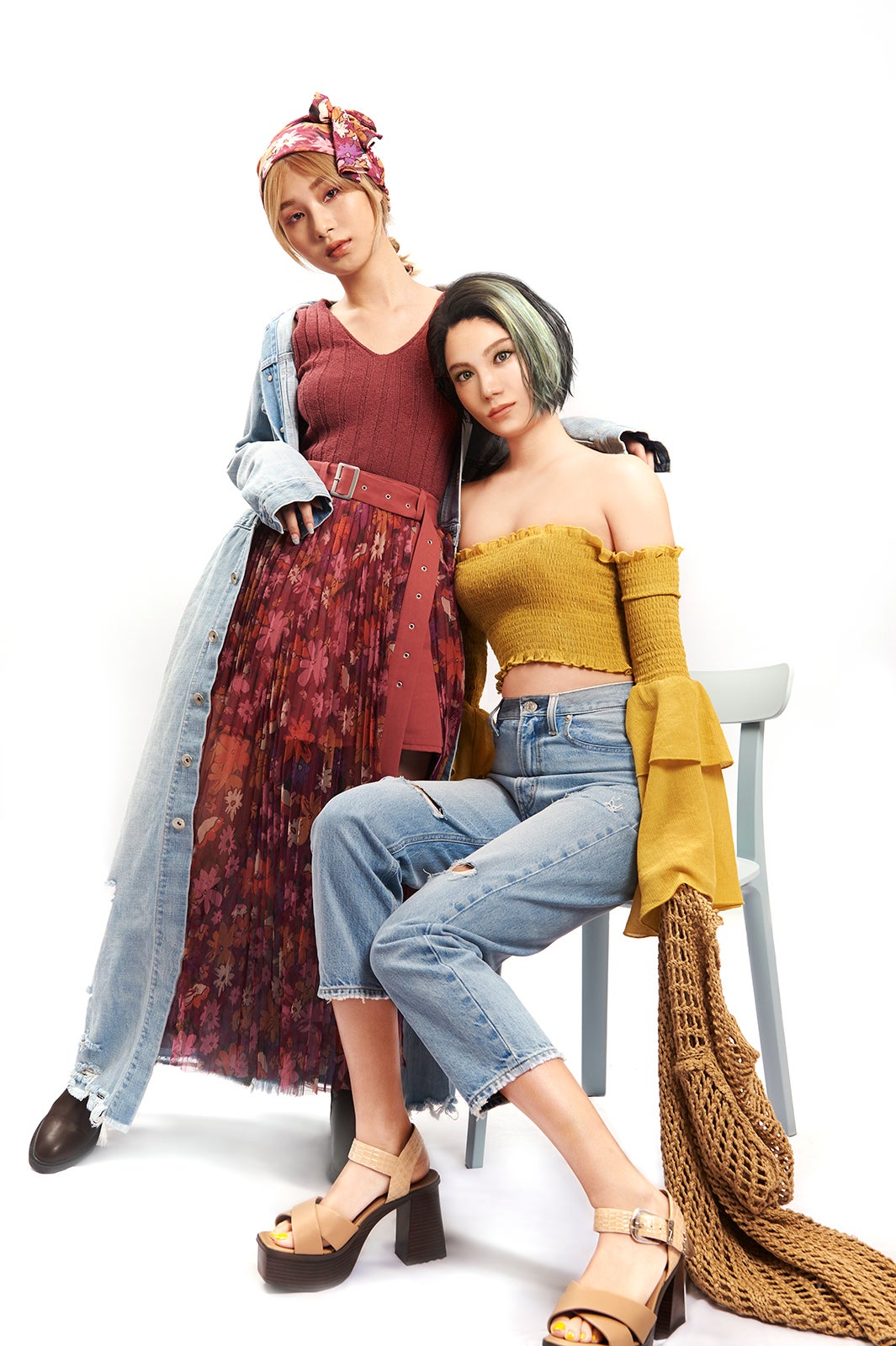＜左＞デニムシャツ：GYDA、タンクトップ：MURUA、スカート＆頭に巻いたトップス：REDYAZEL、ブーツ：17kg
＜右＞トップス＆デニムパンツ：GYDA、⼿に持ったかぎ編みニット：KBF、サンダル：HARE（提供写真）