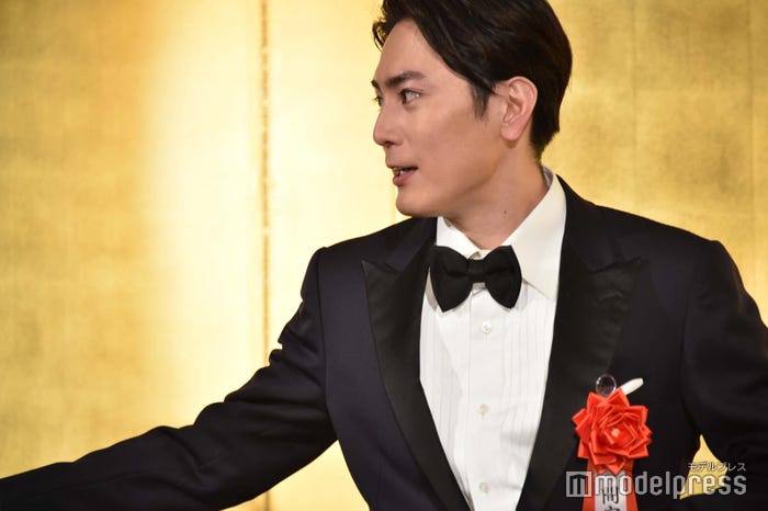 走って金屛風の前に現れた間宮祥太朗(C)モデルプレス