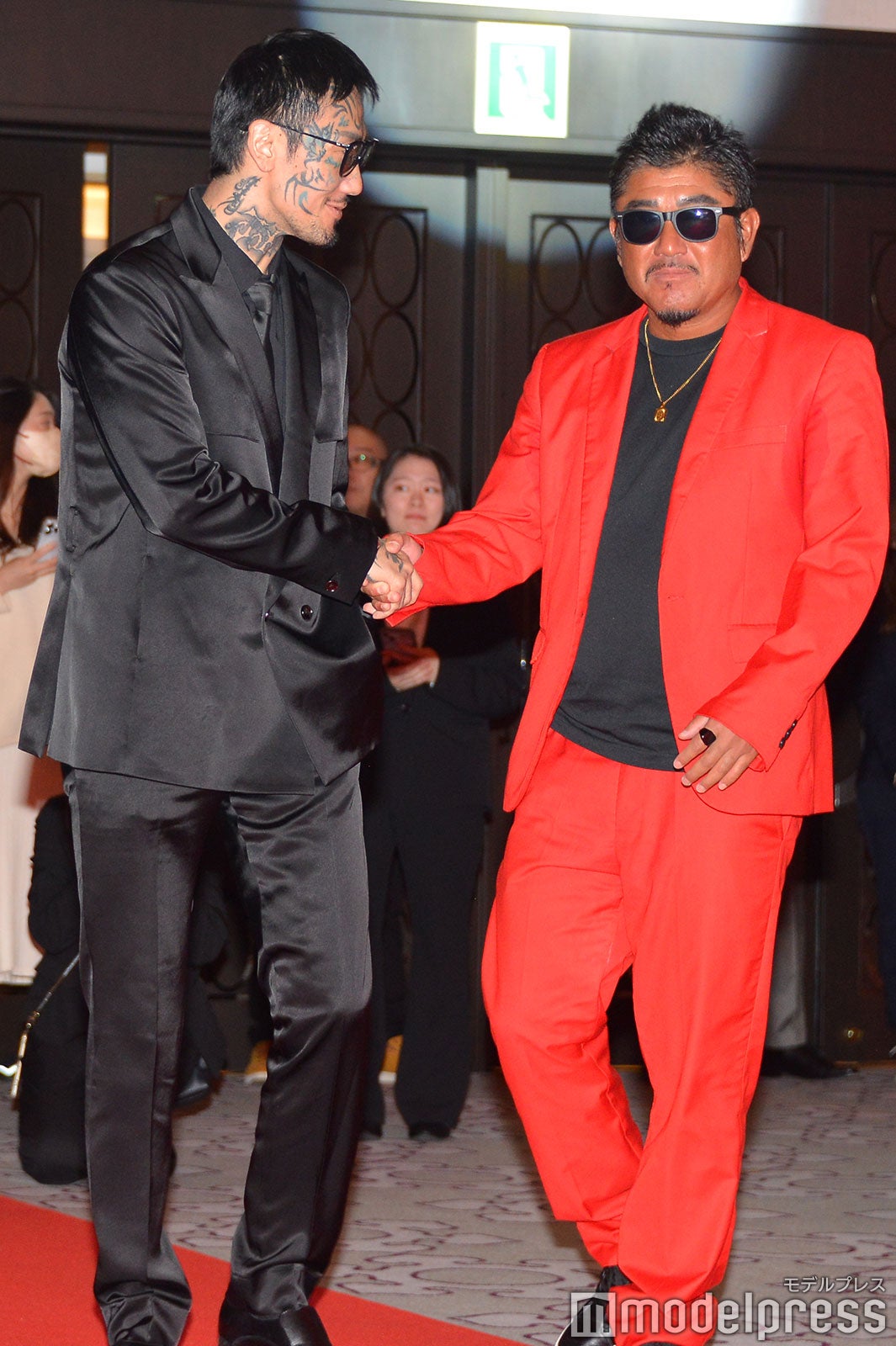 「年間最高試合賞」を受賞し手を取り合う瓜田純士、バン仲村（C）モデルプレス