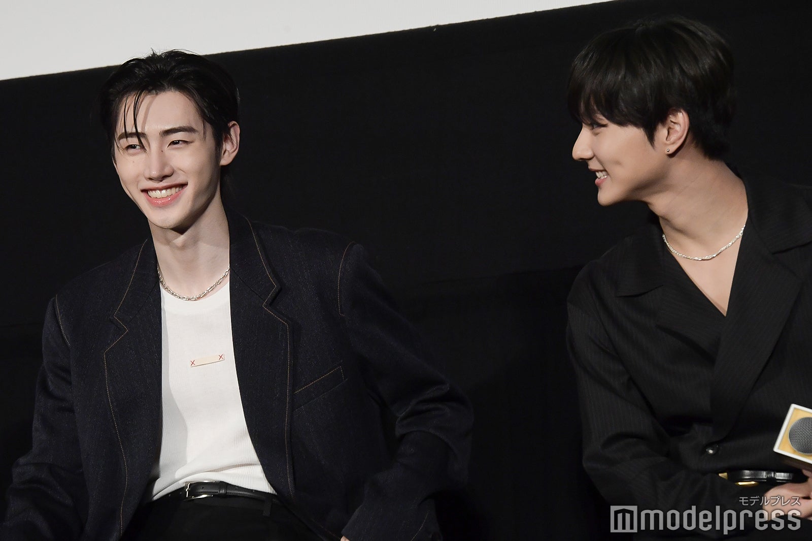 SUNGHOON（ソンフン）を見つめるJUNGWON（ジョンウォン）（C）モデルプレス