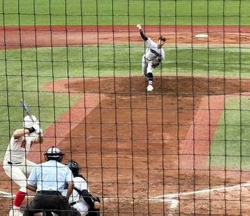 横浜 織田翔希の155キロにスタンドどよめき＆拍手 夏の甲子園で一発浴びた楠本に最速投じる→空振り三振でリベンジ