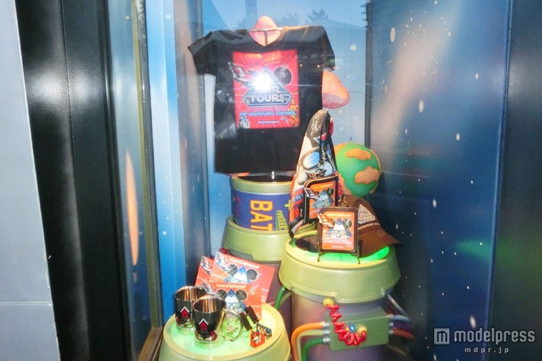 新商品を扱うプラネットMのショーウィンドウ