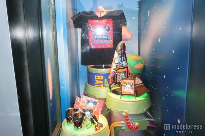 新商品を扱うプラネットMのショーウィンドウ