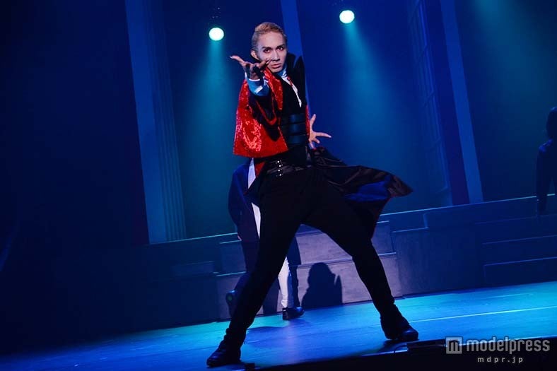 橘ケンチ／劇中オープニングで披露するダンスシーン（公開ゲネプロより）