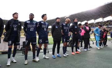 J1昇格逃した徳島 涙の負傷交代・渡大生は松葉づえ姿で登場 会社・クラブに私見「もっと本気にならないといけない」