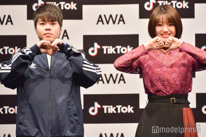 「あわあわダンス」を披露する加藤、萩田帆風 (C)モデルプレス