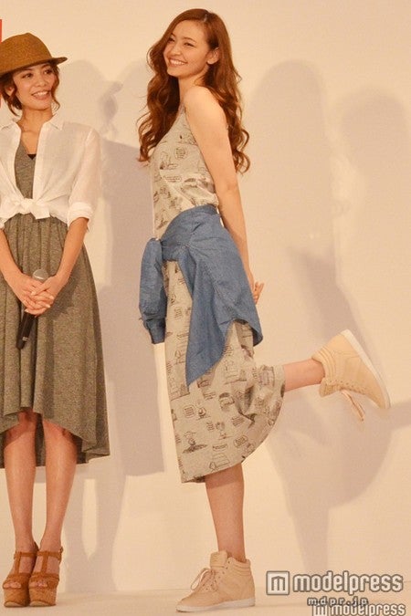 （左から）菅原沙樹、ニコル