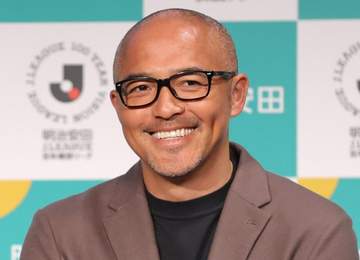 小野伸二氏 モデル妻＆愛娘との3ショットに反響 「まるで姉妹」「素敵な家族」
