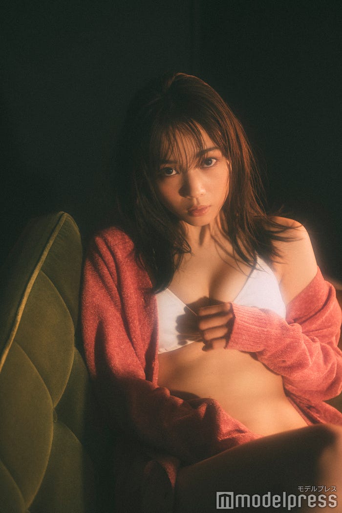 水着:私物/カーディガン:UNIQLO/あっとせぶんてぃーん かしま(C)モデルプレス