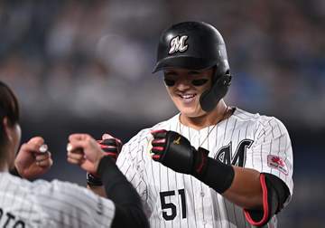 ロッテ・山口航輝が衝撃の初球先頭弾 豪快に31号ソロ プロ初先発の石垣も笑顔に