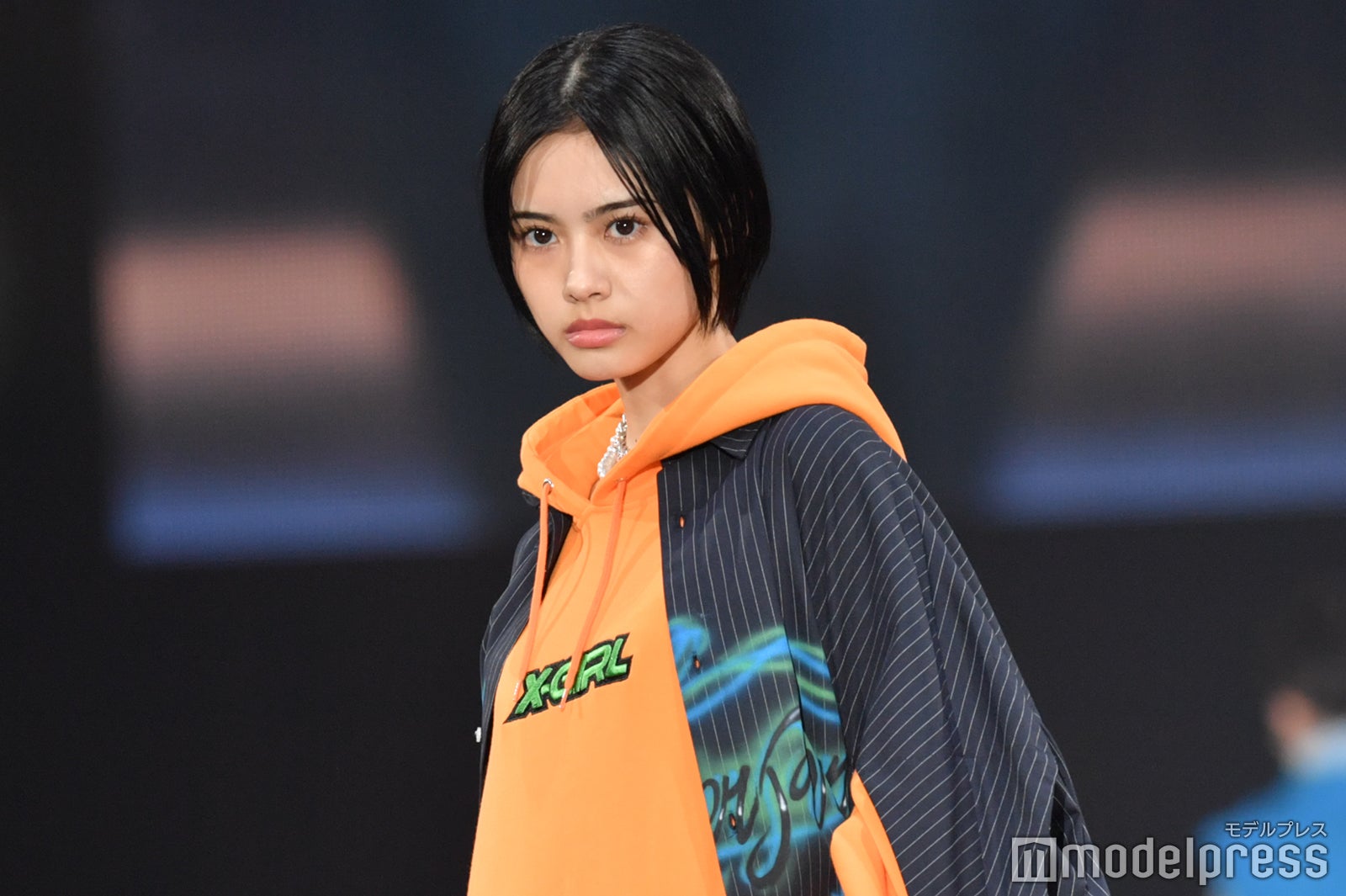 安斉星来、ミニ丈で美脚堂々披露 クールな眼差しでオーラ溢れる＜札幌コレクション 2022 A／W＞