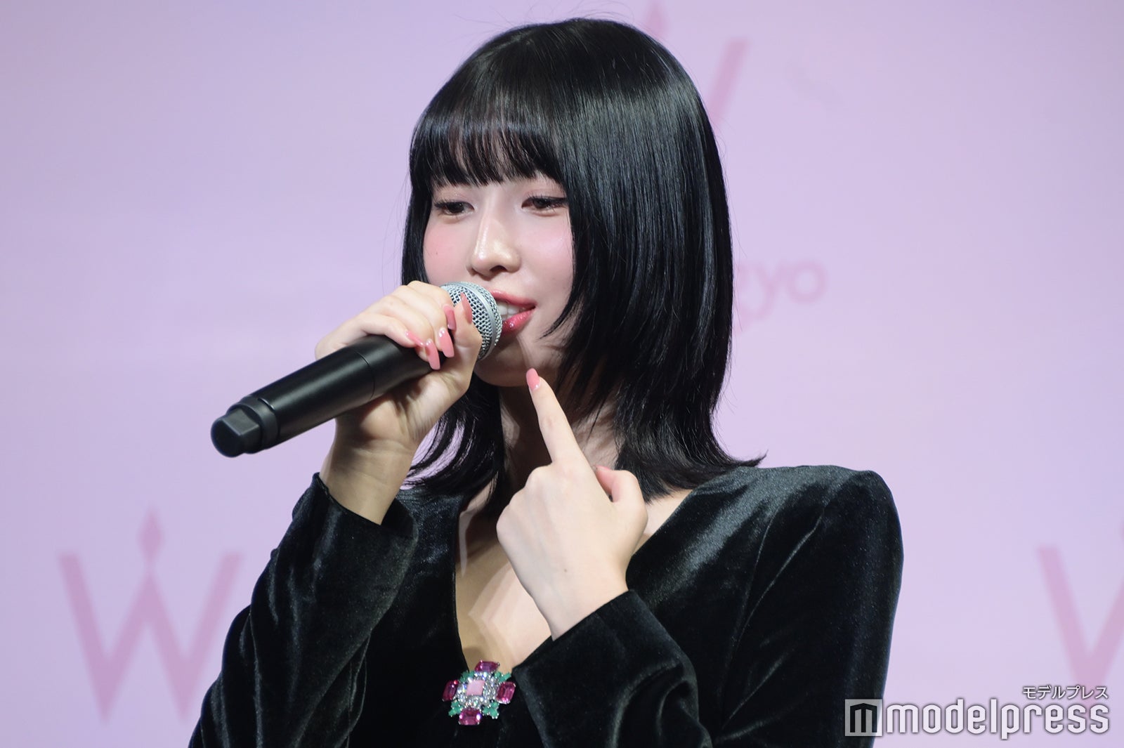 リップの説明をするモモ（C）モデルプレス