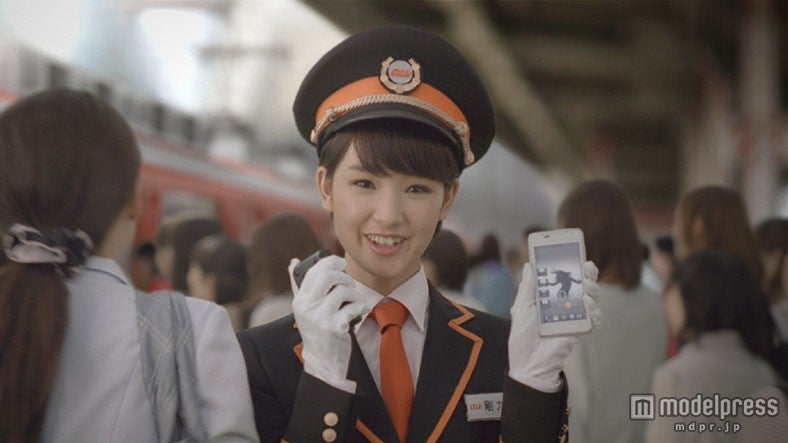 新CM「au女子割『のりかえ案内』篇」より