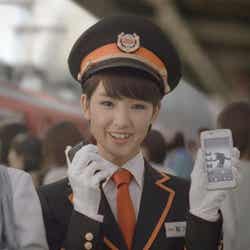 新CM「au女子割『のりかえ案内』篇」より