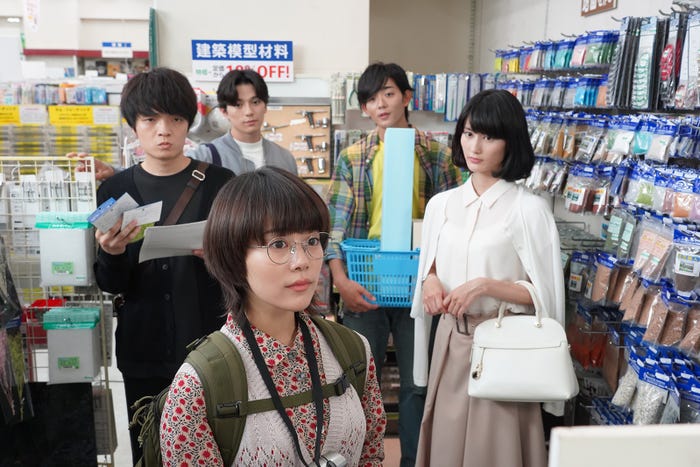 (後方左から)岡山天音、新田真剣佑、竜星涼、橋本愛(前方)高畑充希/「同期のサクラ」第1話より(C)日本テレビ