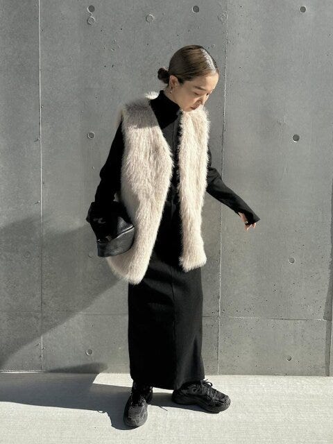 2025冬大人女性ファーベスト黒ワンピースコーデ