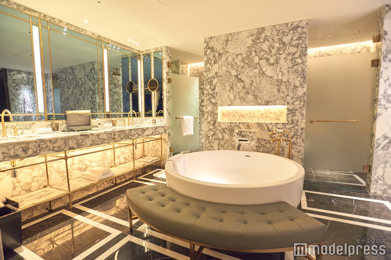 大きなバスタブとシャワールームを併設（C）モデルプレス