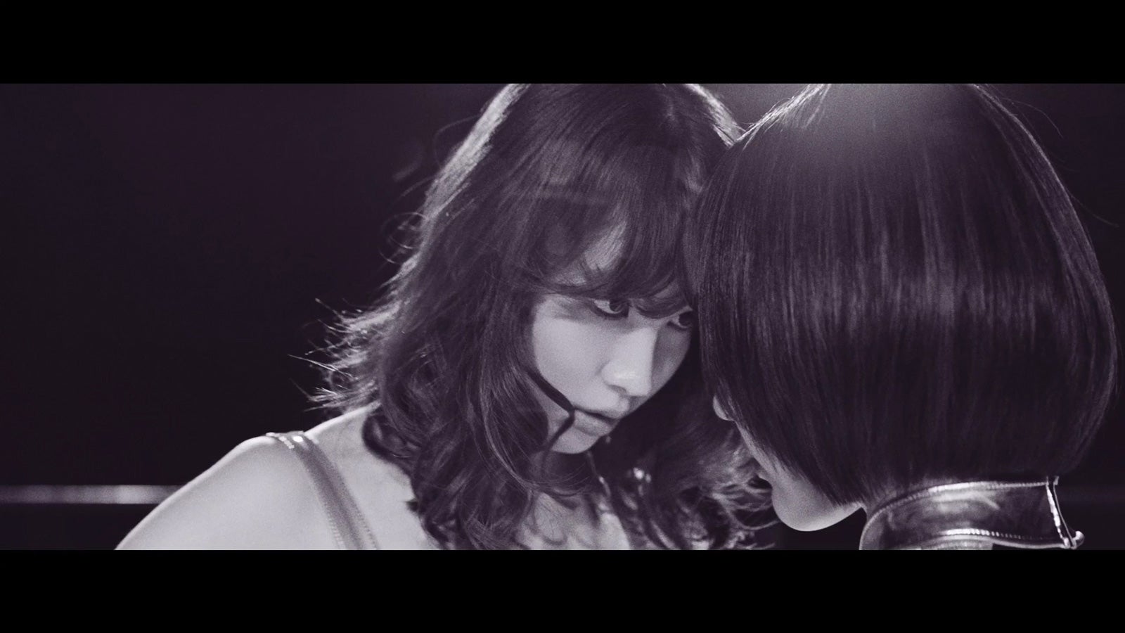 小嶋陽菜／AKB48「シュートサイン」MVより（C）AKS