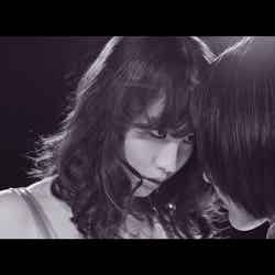 小嶋陽菜／AKB48「シュートサイン」MVより（C）AKS