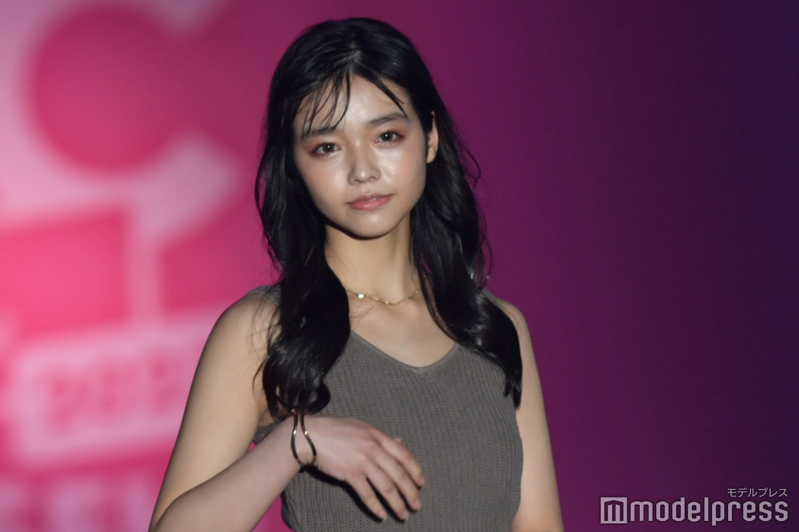 JCミスコン2022」グランプリ・秋田莉杏、ノースリーブニットから